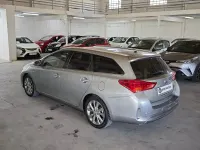 Usado Toyota Auris Hybrid Advance 136 CV (100 kW) 2014 Gris / plata Familiar