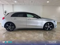 Usado Mercedes A180 116 CV (85 kW) 2019 Gris Utilitario