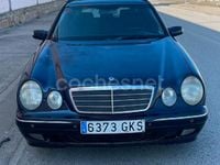 Usado Mercedes E220 Elegance 143 CV (105 kW) 2002 Azul Familiar
