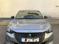 Usado Peugeot e-208 GT-line 100 kW (136 CV) 2020 Gris Utilitario