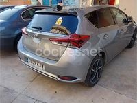 Usado Toyota Auris Hybrid Edition 136 CV (100 kW) 2018 Gris / plata Berlina