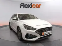 Usado Hyundai i30 120 CV (88 kW) 2021 Blanco Berlina