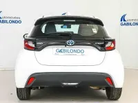 Käytetty Toyota Yaris Hybrid Active 116 HP (85 kW) 2021 Valkoinen Sedan