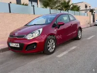 Usado Kia Rio 109 CV (80 kW) 2012 Rojo Berlina