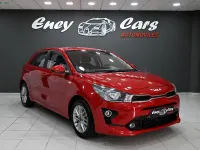 Usado Kia Rio 84 CV (61 kW) 2023 Rojo Berlina