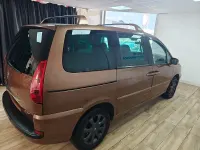 Usado Peugeot 807 120 CV (88 kW) 2007 Granate Monovolumen