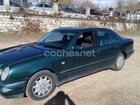 Usado Mercedes E300 Elegance 177 CV (130 kW) 1998 Verde Berlina