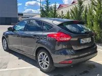 Usado Ford Focus Trend 125 CV (91 kW) 2015 Gris / plata Berlina
