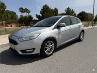 Usado Ford Focus Trend 125 CV (91 kW) 2017 Gris / plata Berlina