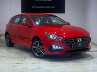 Usado Hyundai i30 110 CV (80 kW) 2022 Rojo Utilitario