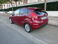Usado Ford Fiesta Titanium 95 CV (69 kW) 2008 Granate Utilitario