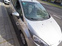 Usado Ford Fiesta Trend 82 CV (60 kW) 2013 Gris / plata Utilitario