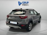Usado Kia Stonic 100 CV (73 kW) 2025 Gris / plata SUV