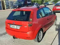 Usado Ford Fiesta 68 CV (50 kW) 2005 Rojo Utilitario