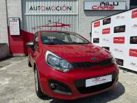 Usado Kia Rio 85 CV (62 kW) 2013 Rojo Berlina