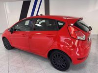 Usado Ford Fiesta Trend 95 CV (69 kW) 2013 Rojo Utilitario