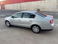 Usado VW Passat Highline 140 CV (102 kW) 2006 Gris / plata Familiar