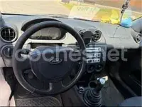 Usado Ford Fiesta Ghia 68 CV (50 kW) 2005 Gris / plata Utilitario