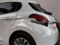 Usado Peugeot 208 Signature Sky 82 CV (60 kW) 2019 Blanco Utilitario