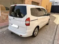Usado Ford Tourneo Courier Trend 95 CV (69 kW) 2015 Blanco Monovolumen