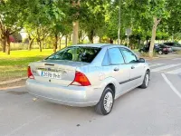 Usado Ford Focus Ghia 90 CV (66 kW) 2001 Gris / plata Berlina