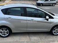 Usado Ford Fiesta Trend 82 CV (60 kW) 2014 Gris / plata Berlina