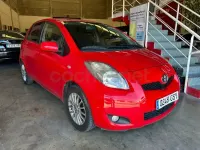 Usado Toyota Yaris 90 CV (66 kW) 2010 Rojo Utilitario