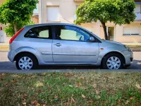 Usado Ford Fiesta 80 CV (58 kW) 2006 Gris / plata Utilitario