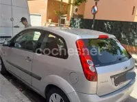 Usado Ford Fiesta Trend 80 CV (58 kW) 2006 Gris / plata Utilitario