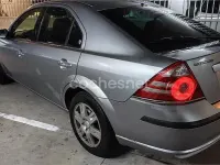 Usado Ford Mondeo Trend 130 CV (95 kW) 2005 Gris / plata Berlina