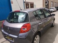 Usado Renault Clio II 85 CV (62 kW) 2007 Beige Berlina