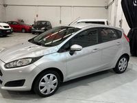 Usado Ford Fiesta Trend 75 CV (55 kW) 2016 Gris / plata Berlina