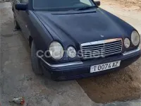 Usado Mercedes E240 Avantgarde 170 CV (125 kW) 1998 Azul Berlina