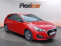Usado Hyundai i30 110 CV (80 kW) 2018 Rojo Berlina