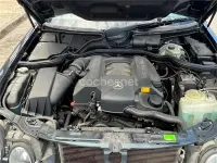Usado Mercedes E240 Classic 170 CV (125 kW) 2001 Azul Familiar