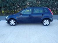 Usado Ford Fiesta Trend 80 CV (58 kW) 2004 Azul Utilitario