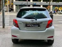 Usado Toyota Yaris Active 90 CV (66 kW) 2013 Gris / plata Utilitario