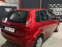 Usado Ford Fiesta Futura 80 CV (58 kW) 2007 Rojo Utilitario