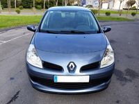 Usado Renault Clio II Dynamique 100 CV (73 kW) 2007 Gris / plata Berlina