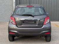 Usado Toyota Yaris Live 90 CV (66 kW) 2012 Gris / plata Berlina