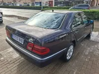 Usado Mercedes E300 Elegance 177 CV (130 kW) 1999 Azul Berlina