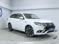 Usado Mitsubishi Outlander P-HEV 204 CV (150 kW) 2016 Blanco SUV