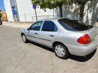 Usado Ford Mondeo Ambiente 90 CV (66 kW) 1999 Gris / plata Berlina