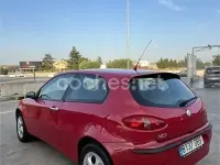 Usado Alfa Romeo 147 Progression 140 CV (102 kW) 2004 Rojo Utilitario