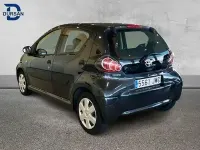 Usado Toyota Aygo 68 CV (50 kW) 2010 Gris Utilitario