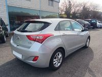 Usado Hyundai i30 100 CV (73 kW) 2015 Gris / plata Berlina