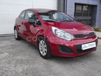 Usado Kia Rio 85 CV (62 kW) 2013 Granate Berlina