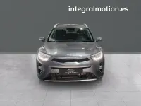 Usado Kia Stonic 100 CV (73 kW) 2024 Gris / plata SUV