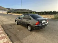 Usado Ford Focus Ghia 100 CV (73 kW) 2002 Gris / plata Berlina