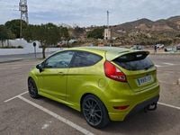 Usado Ford Fiesta Sport 90 CV (66 kW) 2010 Verde Utilitario
